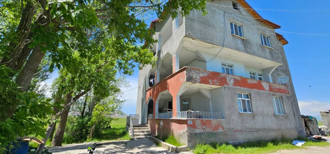Bazıları 3 metre! Evlerinin dört bir yanını sardılar 2